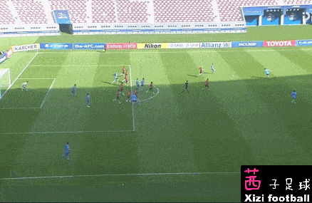 
业余！今晚亚冠赛现超奇葩1幕：越位3米远边裁没有举旗_星空综合(图3)