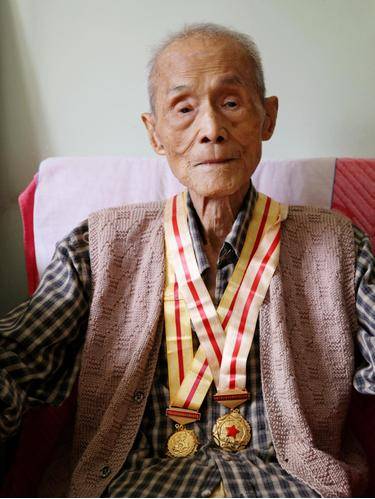 星空综合:
他是红色特工 2001年才知道自己是中央特科人员 享年103岁(图3) 星空综合:
他是红色特工 2001年才知道自己是中央特科人员 享年103岁(图3)