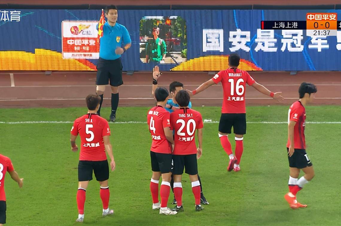 
中超裁判再闹笑话 越位3米不举旗遭球员围堵 董路吐槽惊弓之