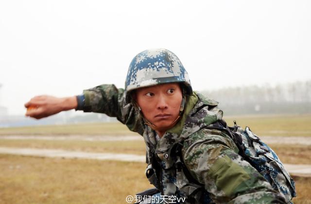 “就近办、马上办”便民服务进社区【星空综合】(图4) 星空·综合体育