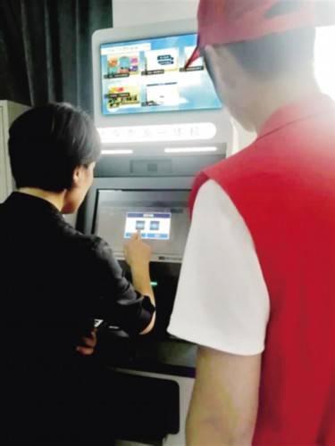 “就近办、马上办”便民服务进社区【星空综合】(图3)
“就近办、马上办”便民服务进社区【星空综合】(图3)